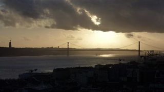 サン・ジョルジェ城から眺める４月２５日橋