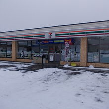 駅のすぐ近くにコンビニがあって、買出しに便利です