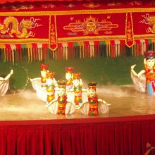 音楽にあわせて人形が動きます