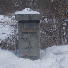 門柱らしき遺構もホーム上に残されています