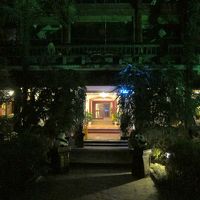 昼間写真取り忘れたんですが、下のお茶会館。2階が客室