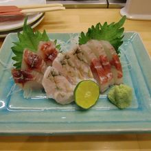 沖縄らしい魚の刺身盛り合わせ