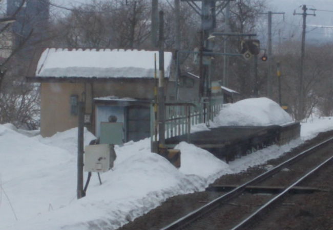 ホーム構造がユニークな駅です