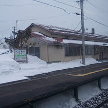横長の立派な駅舎