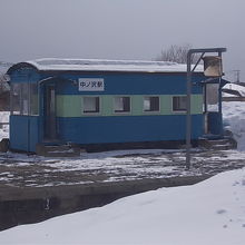駅舎の外観。この彩色はあまり見かけないですね・・・