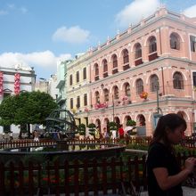 広場そばのポルトガル建築