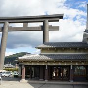 大神神社の大鳥居の脇