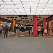 左にスーパー，右におもちゃ屋や雑貨屋がある．