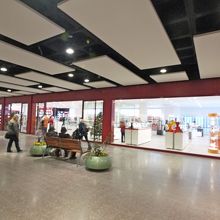 またベーカリーなど，2階から上は食器などの売り場 