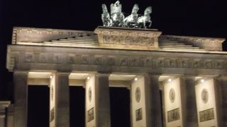 重厚な門・・・