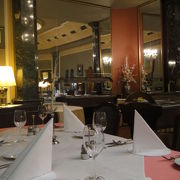 ムラーノのシャンデリアが美しいレストランです。
