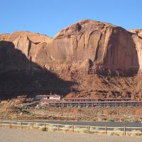 ホテルは三方から岩山に囲まれています