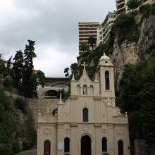 崖下の教会