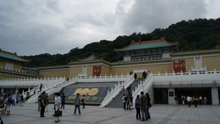 大量の中国人ツアー旅行客が集まるスポットです。