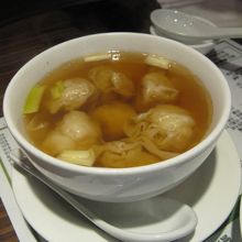 浄鮮蝦雲呑（スープわんたん）HK$30
