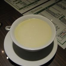 蛋白燉鮮[女乃](生姜で固めた牛乳プリン)HK$19 