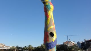 女性と鳥の像がシンボルの公園
