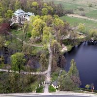 左奥がオドロボンジュフ宮殿　写真手前は道路