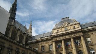 サント・シャペルのお隣