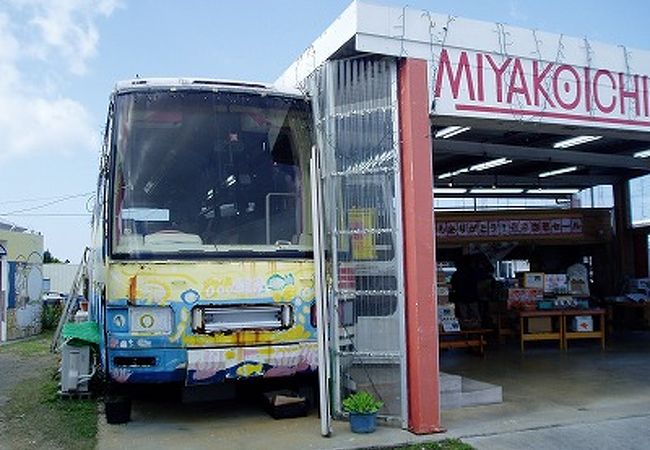 地元にこだわる土産物ショップ兼旅行会社