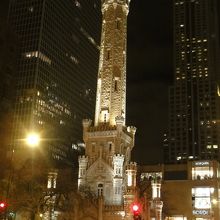 夜の建物全景です