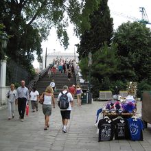 北側の橋に続く広場