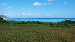 ぬけるような空とエメラルドグリーンの海