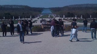 広大中庭をのんびりするも良し