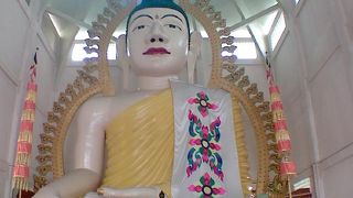 何とも愛嬌のある大仏様