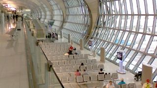 大きく新しい空港ですがイミグレーションの行列が