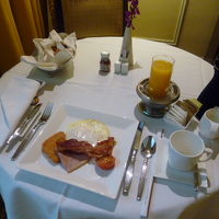 ルームサービスの朝食