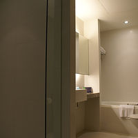 シャワーブース・バスタブつきのバスルーム