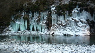 自然の氷柱と人工の氷柱