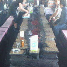 煙モクモクの店内