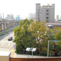 山陰線の高架がすぐ隣