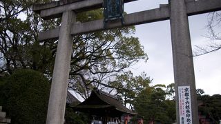 荘厳な唐門・・・