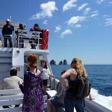 写真中央に見えるのが岩のアーチです