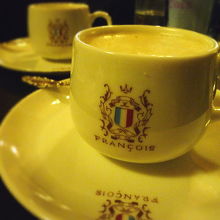 生クリームを浮かべた濃い目の珈琲。