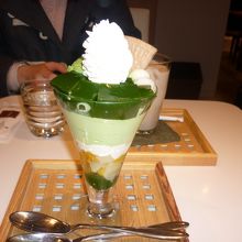 有名なお抹茶のパフェ　とほうじ茶ラテ