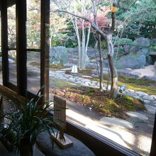 レストランから庭園を