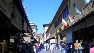 にぎやかな通りです