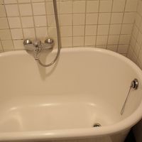 風呂は桶のようなもの。石鹸を置くスペースはない。