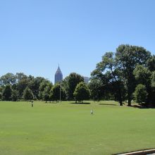 遠くに見えるのはアトランタで一番高いバンクオブアメリカビル