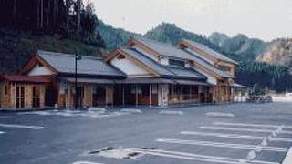 おみやげ物コーナーと、木工品が多く見ていて楽しい駅です