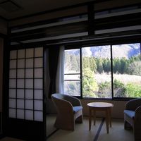 部屋は縁側スペースもついているゆったりの１２畳