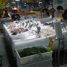 鮮度のよい魚が並ぶ