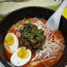 担担麺もあります。これも美味しい。