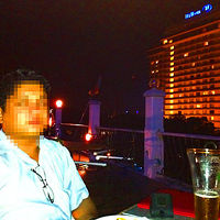 【私ではありません。現地のガイドさんです。一緒に乾杯！】