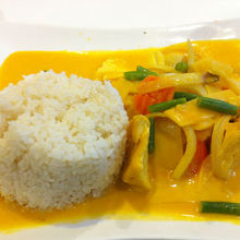 夜中に食べた豆腐のイエローカレー、美味しかった