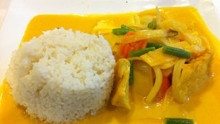 駅構内にあるアジア料理ファーストフード